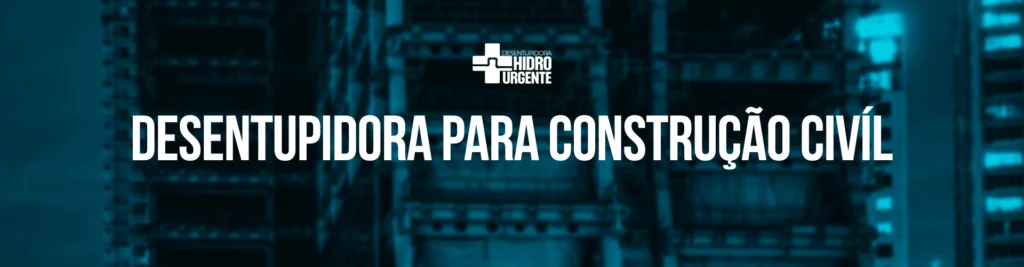 Desentupidora Hidro 24h Técnico da Hidro Urgente realizando hidrojateamento em canteiro de obra com caminhão e EPIs completos.