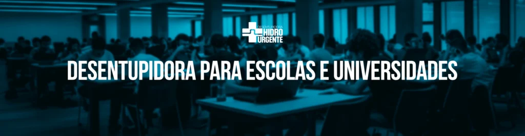 Desentupidora Hidro 24h Técnico realizando desentupimento em escola com equipamento de alta pressão, respeitando o ambiente escolar.