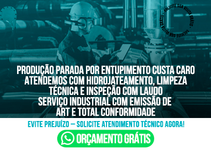 Técnicos da Hidro Urgente realizando hidrojateamento industrial em tubulação de grande porte em galpão logístico.